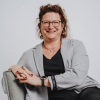 Heike Wollesen Email