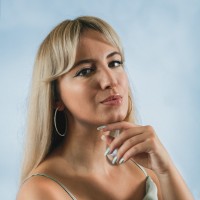 Vivien Cseresznyés Email