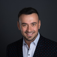 E-mail e número de telefone de Adrian Iorga