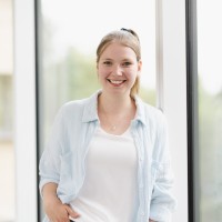 Laura König Email