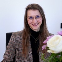 Esmeralda Pilz Email