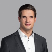 Dominik Höß Email