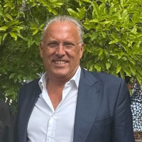 E-mail e número de telefone de Laurence Poultney