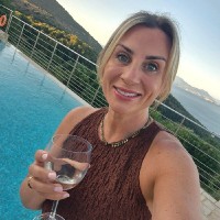 Provide Employee Laura Evans's profile photo
