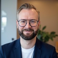 HAUCK AUFHÄUSER LAMPE Employee Lars Busch's profile photo