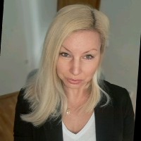 Anna Pethő Email