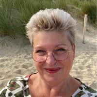 Esther van Eijk Email