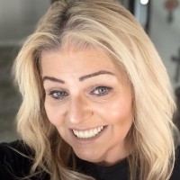 Off Broadway Shoe Warehouse Employee Steph Scarborough's profile photo