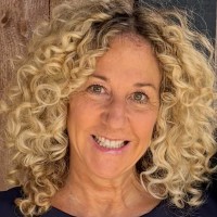 Lux Bond & Green Employee Lisa Raia's profile photo