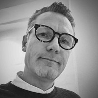 Create Employee Peter Larsen's profile photo