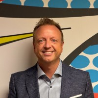 E-mail e número de telefone de Travis Knipe