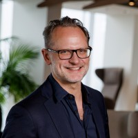 E-mail e número de telefone de Charlie Muirhead