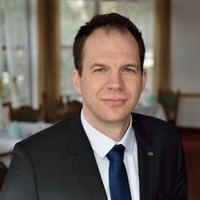 István Henrik Email