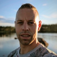 Simon Bäck Email