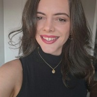 Clique Retire Employee Nadja Oliveira's profile photo