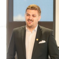 Iain Thomson Email