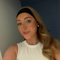 Louis Vuitton Employee Emma Devos's profile photo