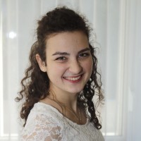 Fanni Tóth Email