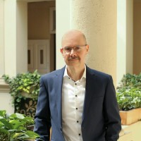 Péter Ujvári Email