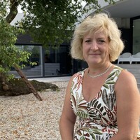 Erika Benkö Email