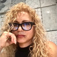 Trendy Surfaces Employee Roya Ziai's profile photo