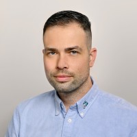 Dominik Uhlár Email