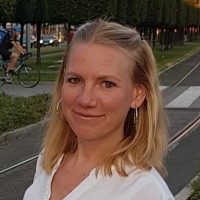 Agnes Csomor Email